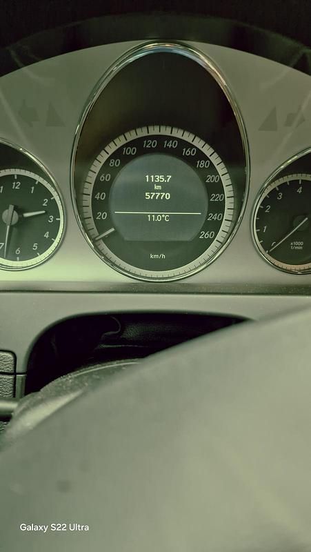 Silber Gebraucht 2010 Mercedes E200 Limousine | 16.999 € - Bild 1/4