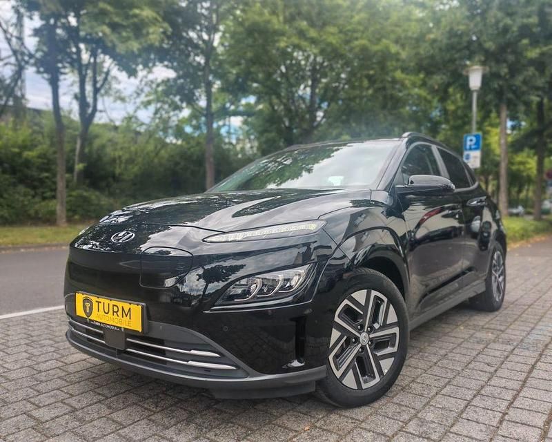 Phantom black Gebraucht 2022 Hyundai Kona Prime SUV | 22.449 € (Fairer Preis) - Bild 1/4
