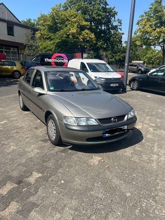 Grau Gebraucht 1997 Opel Vectra Limousine | 2.250 € (Fairer Preis) - Bild 1/4