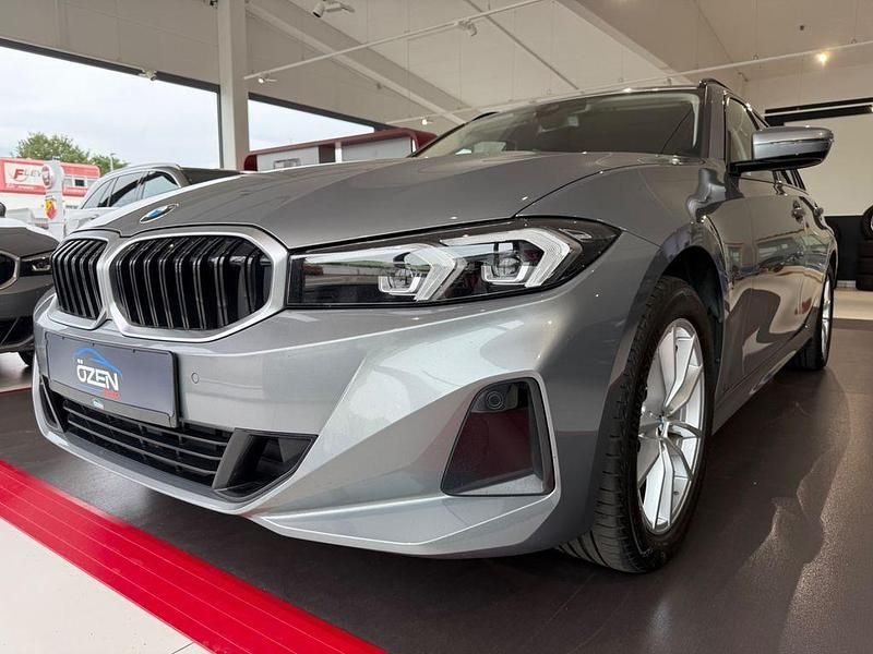 Grau Gebraucht 2022 BMW 320 Limousine | 26.980 € (Guter Preis) - Bild 1/3