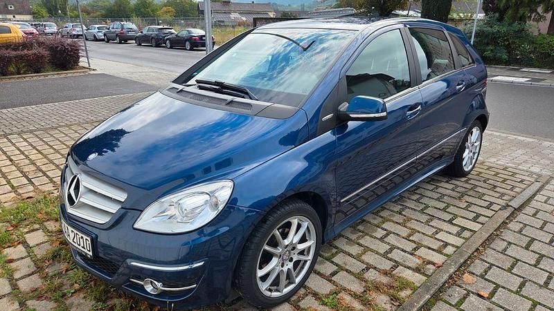 Gebraucht Mercedes B180 116 PS (85 kW) 2012 Blau Van / Kleinbus
