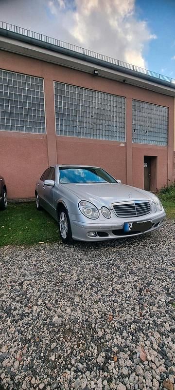 Gebraucht Mercedes E220 150 PS (110 kW) 2005 Silber Limousine