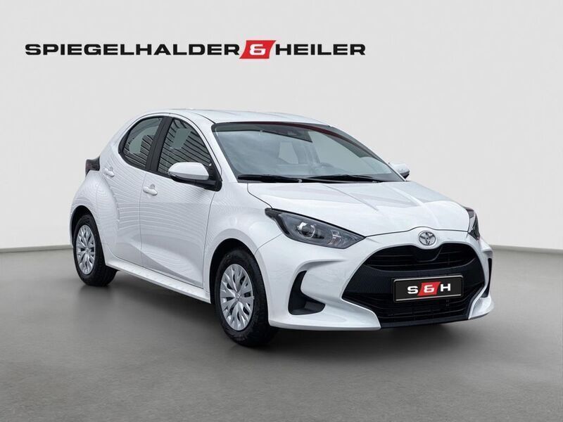 Weiß Gebraucht 2023 Toyota Yaris Comfort Limousine | 15.900 € (Fairer Preis) - Bild 1/4