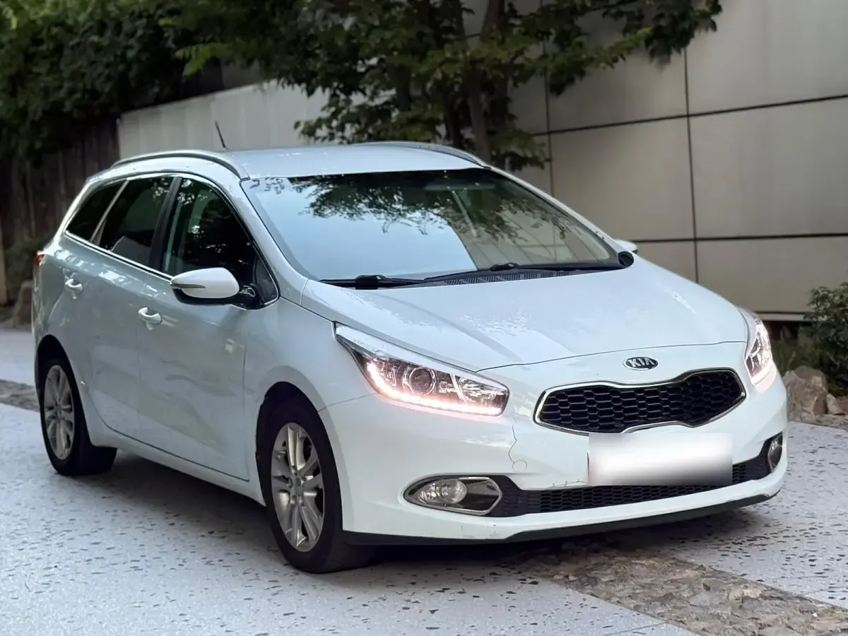 Gebraucht Kia Ceed Sportswagon 110 PS (80 kW) 2013 Weiß Kombi