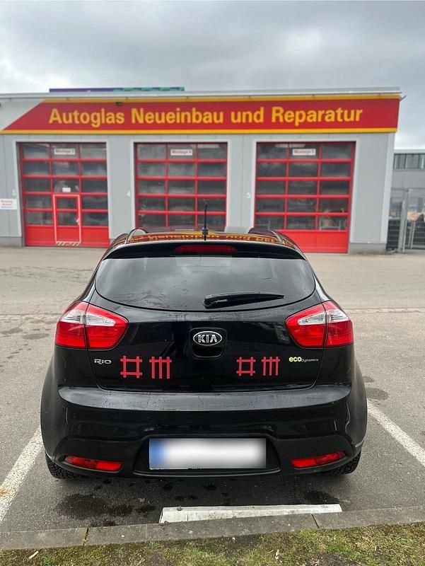 Gebraucht Kia Rio 74 PS (54 kW) 2014 Schwarz Kleinwagen