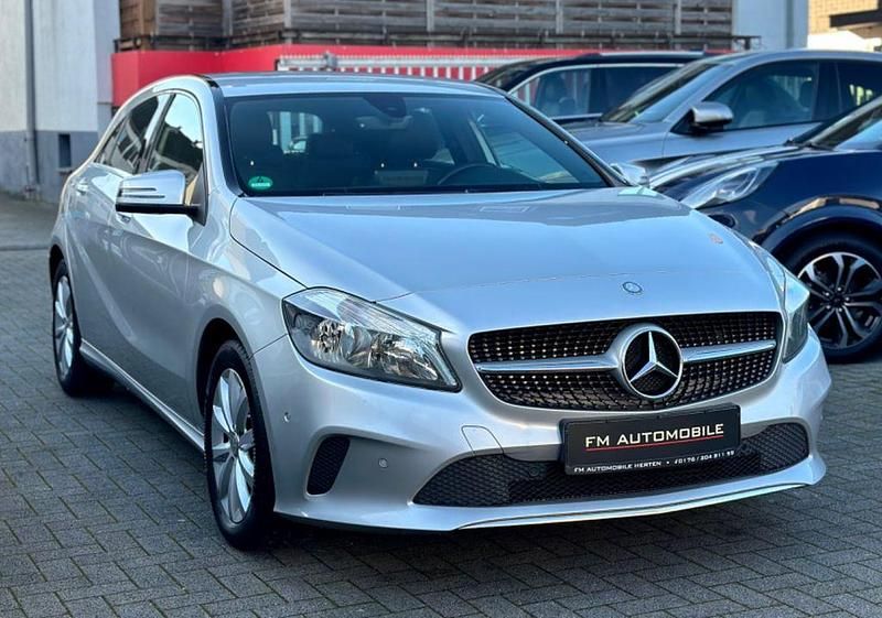 Gebraucht Mercedes A180 122 PS (89 kW) 2016 Silber Limousine