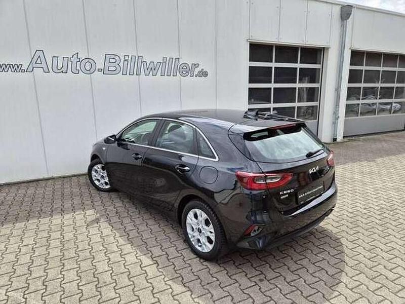 Gebraucht Kia Ceed Comfort 140 PS (102 kW) 2024 Zilinaschwarz metallic Kleinwagen