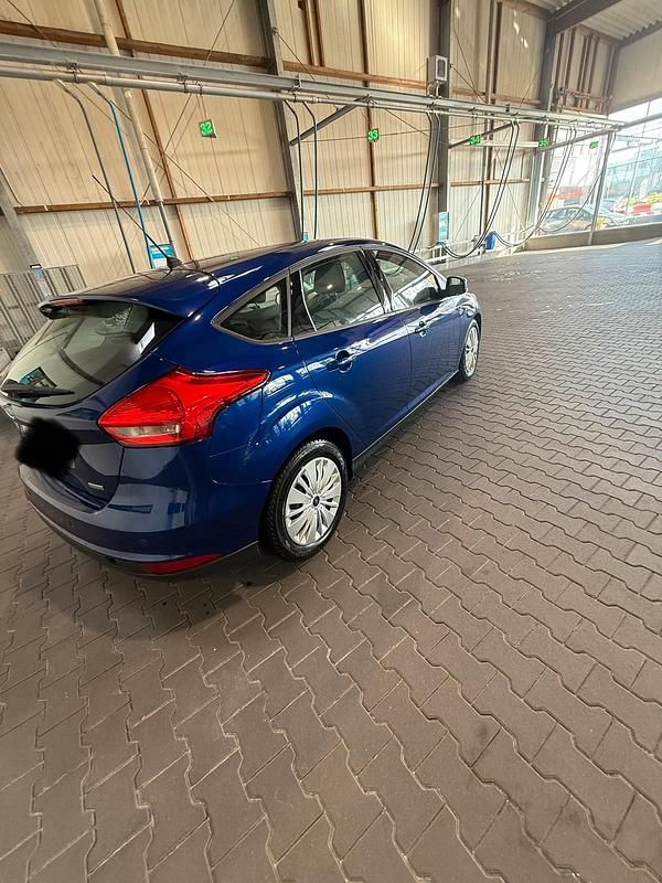 Gebraucht Ford Focus 100 PS (73 kW) 2016 Blau Kleinwagen