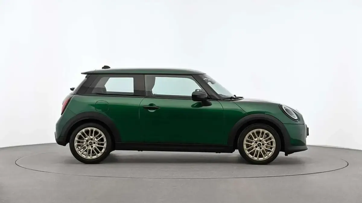 Gebraucht Mini Cooper Favoured 156 PS (114 kW) 2024 Grün Kleinwagen