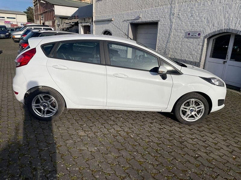Gebraucht Ford Fiesta 60 PS (44 kW) 2015 Weiß Kleinwagen