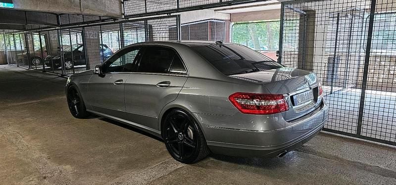Grau Gebraucht 2010 Mercedes E200 Limousine | 9.200 € (Fairer Preis) - Bild 1/4