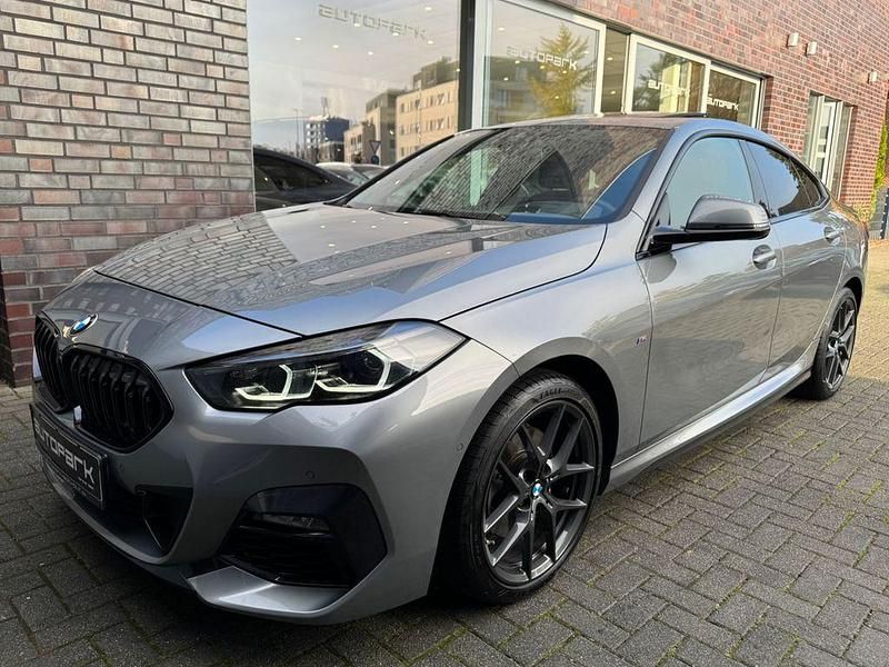 Skyscraper grau (metallic) Gebraucht 2024 BMW 218 Sport Line Limousine | 28.890 € (Fairer Preis) - Bild 1/4