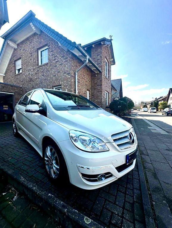 Weiß Gebraucht 2011 Mercedes B180 Van / Kleinbus | 7.600 € (Fairer Preis) - Bild 1/4