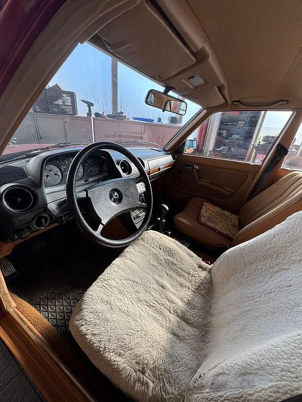 Gebraucht Mercedes E300 88 PS (64 kW) 1984 Rot Limousine