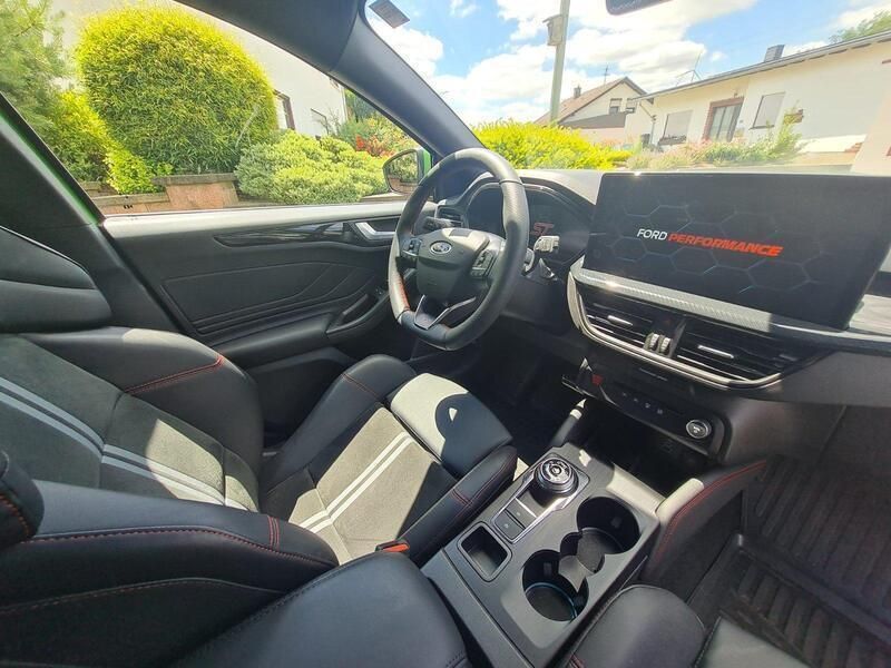 Grün Gebraucht 2023 Ford Focus S Limousine | 34.500 € (Fairer Preis) - Bild 1/4