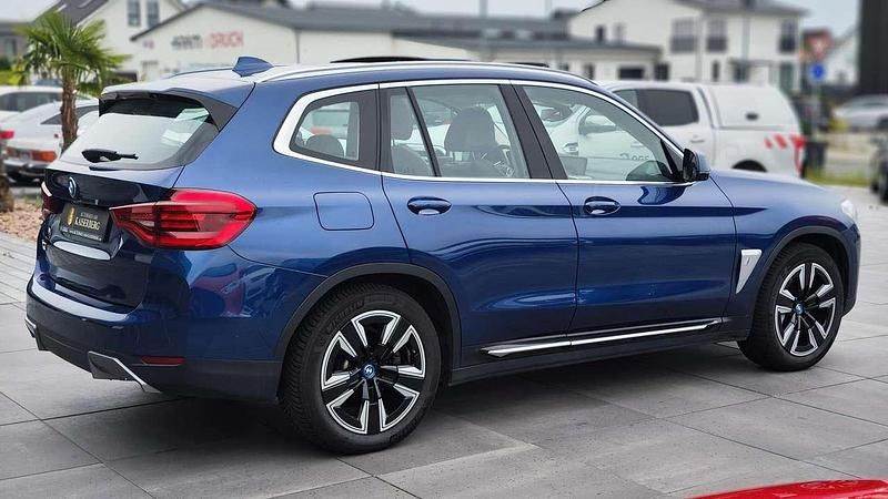 Gebraucht BMW iX3 Impressive 210 kW (286 PS) 2022 Phytonicblau metallic SUV
