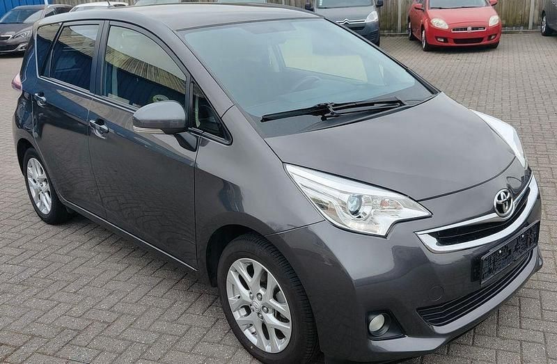 Grau Gebraucht 2015 Toyota Verso-S Comfort Van / Kleinbus | 8.900 € (Fairer Preis) - Bild 1/4