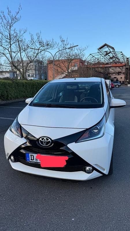 Gebraucht Toyota Aygo X-play 69 PS (50 kW) 2017 Weiß Kleinwagen