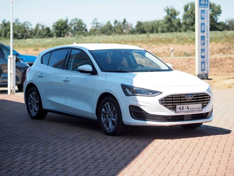 Używany Ford Focus Titanium 125 KM (91 kW) 2022 Biały Sedan/Limuzyna