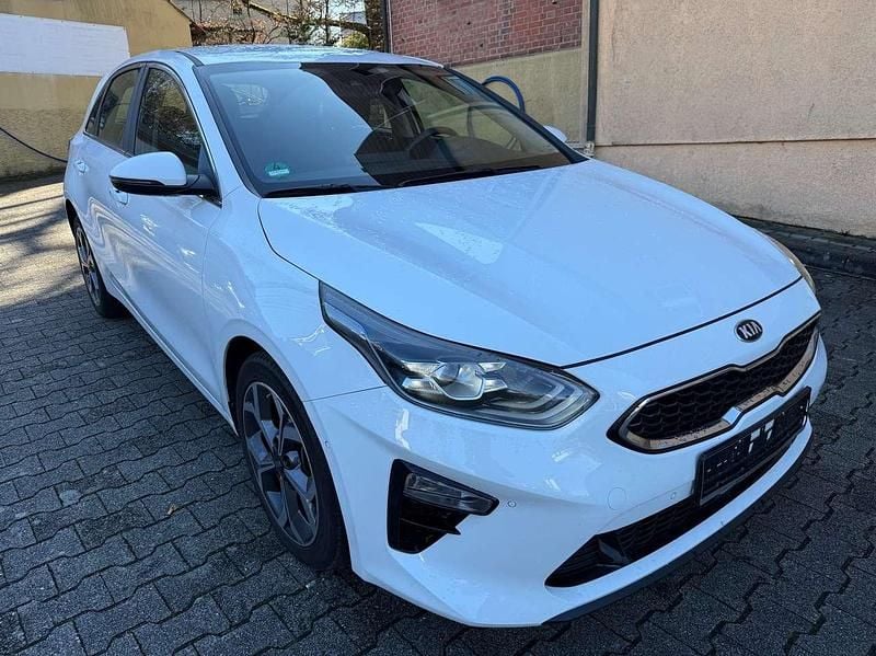 Gebraucht Kia Ceed Spirit 140 PS (102 kW) 2020 (wd) cararraweiss Kleinwagen