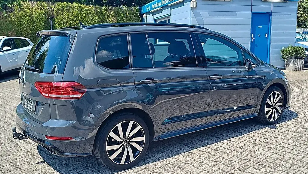 Gebraucht VW Touran Highline 150 PS (110 kW) 2022 Uranograu Van / Kleinbus