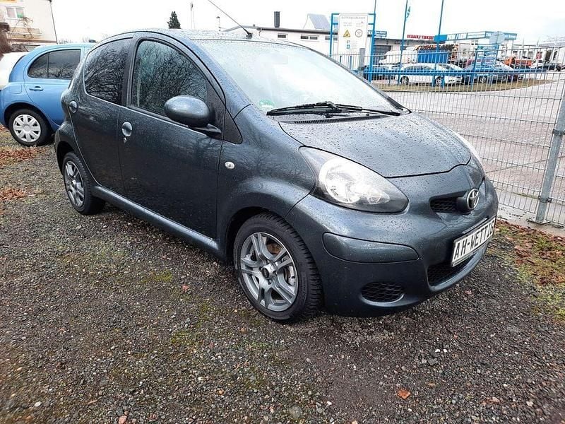 Grau Gebraucht 2011 Toyota Aygo Edition Kleinwagen | 3.999 € (Fairer Preis) - Bild 1/4