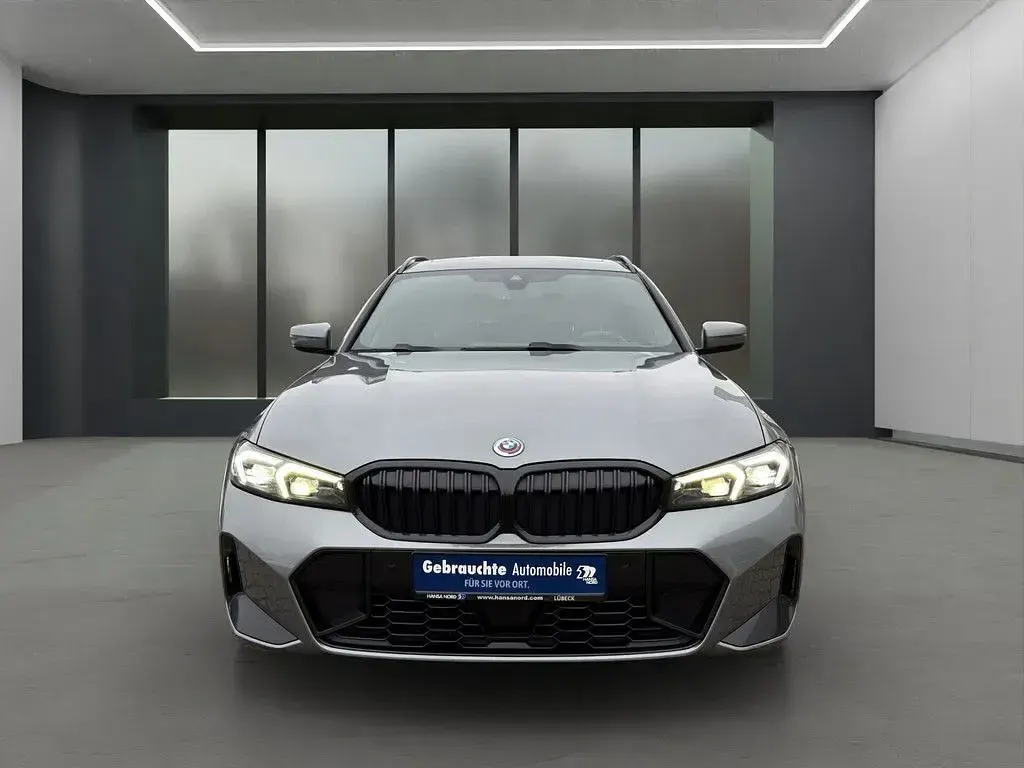Gebraucht BMW 330 M Sport 286 PS (210 kW) 2023 Grau / skyscraper grau (metallic) Kombi