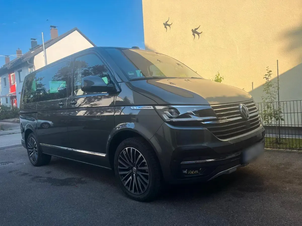 Gebraucht VW Multivan Highline 204 PS (150 kW) 2022 Grau Van / Kleinbus