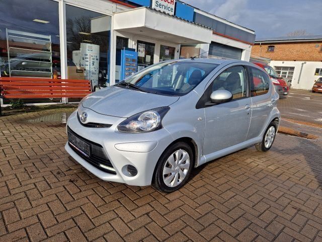 Gebraucht Toyota Aygo Cool 68 PS (50 kW) 2013 Satin silver Kleinwagen