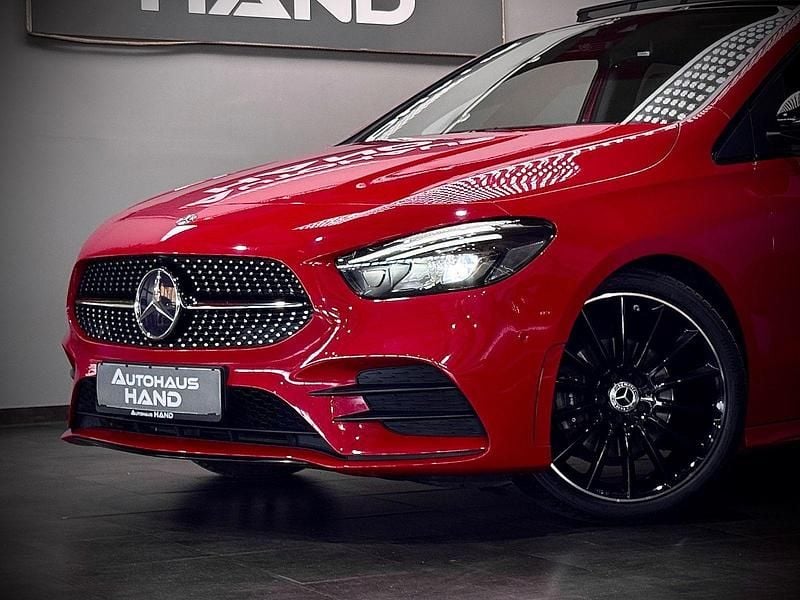 Gebraucht Mercedes B200 AMG line 150 PS (110 kW) 2019 Rot Van / Kleinbus