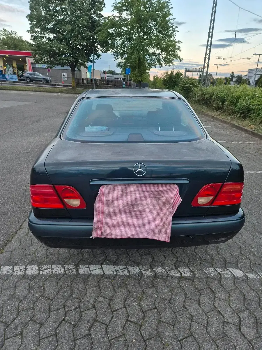 Brugt Mercedes E200 136 HK (100 kW) 1997 Sort Sedan