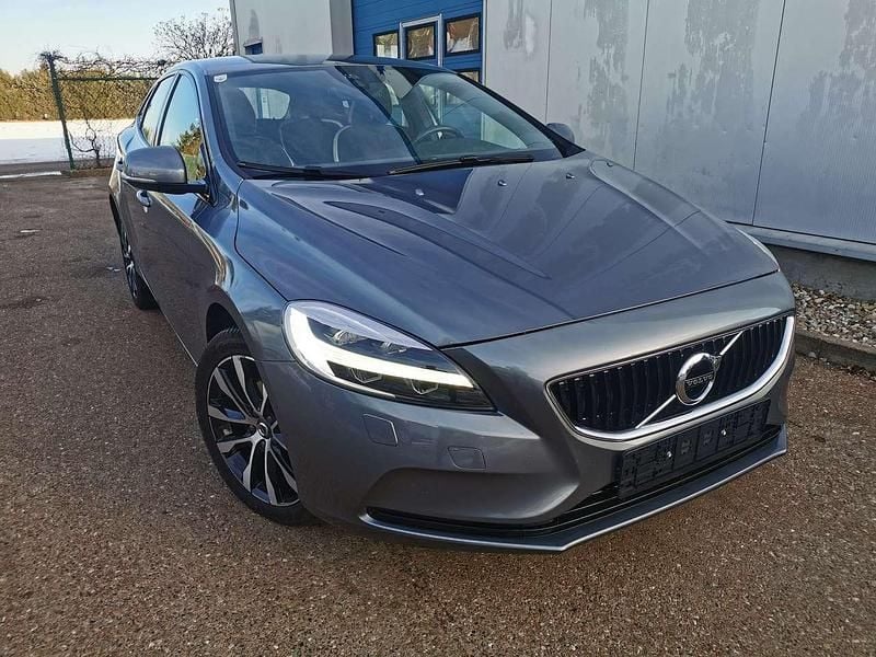 Gebraucht Volvo V40 Linje Svart 120 PS (88 kW) 2018 Osmium graumetallic Kombi