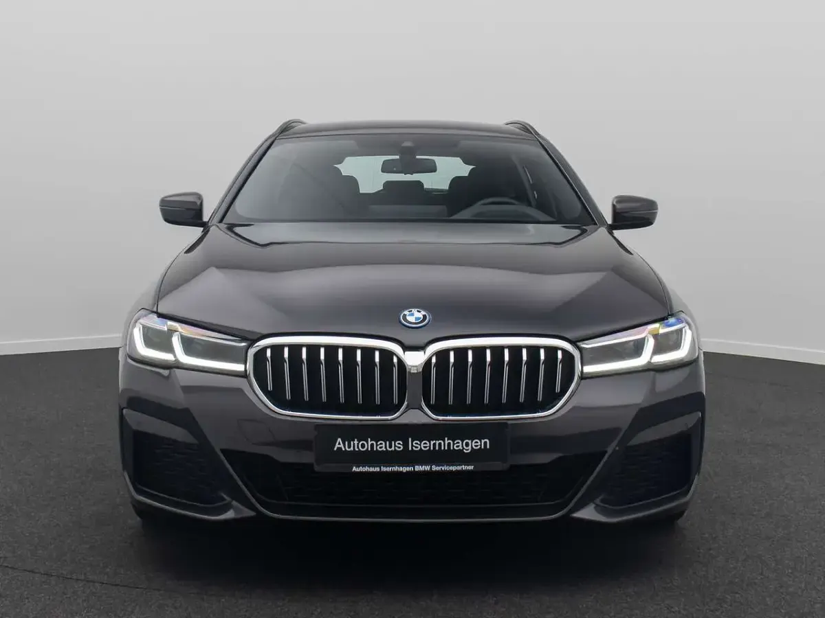 Gebraucht BMW 530 M Sport 292 PS (214 kW) 2023 Sophistograu brillanteffekta9 Kombi