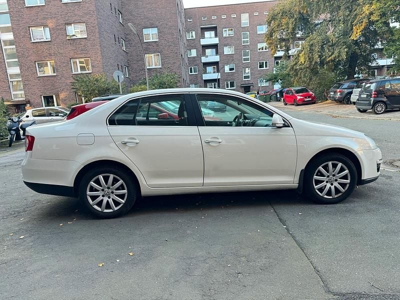 Weiß Gebraucht 2009 VW Jetta Limousine | 4.400 € (Guter Preis) - Bild 1/4