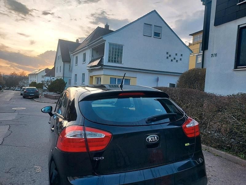 Gebraucht Kia Rio 109 PS (80 kW) 2015 Schwarz Limousine