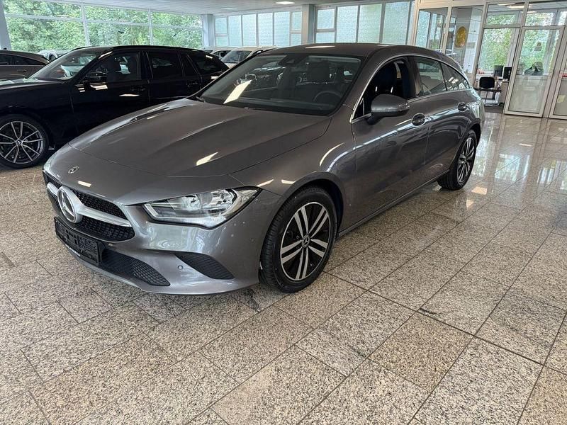 Mountaingrau (metallic) Gebraucht 2023 Mercedes CLA200 Shooting Brake Kombi | 25.798 € (Guter Preis) - Bild 1/4