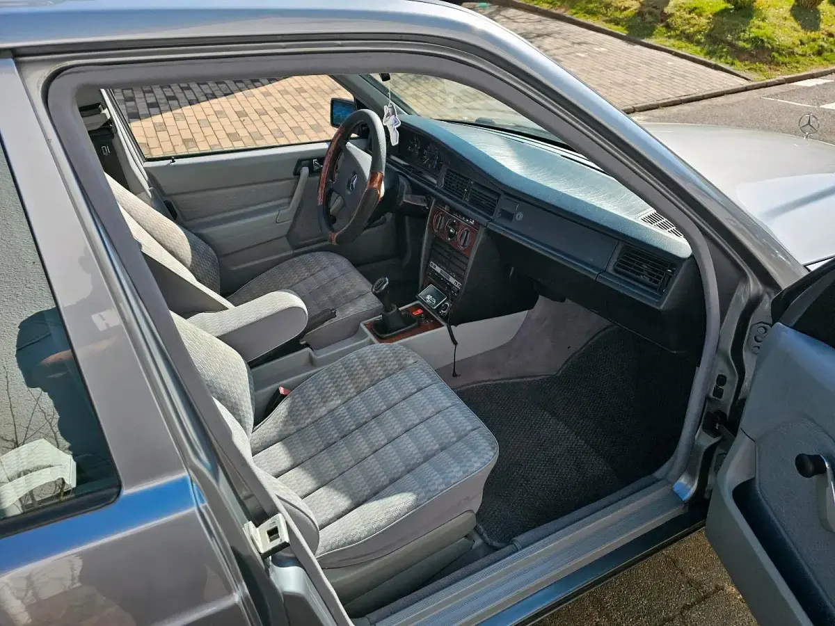 Gebraucht Mercedes 190 109 PS (80 kW) 1992 Silber Limousine