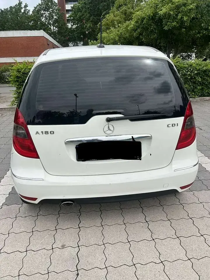 Gebraucht Mercedes A180 Sport Edition 109 PS (80 kW) 2011 Weiß Limousine