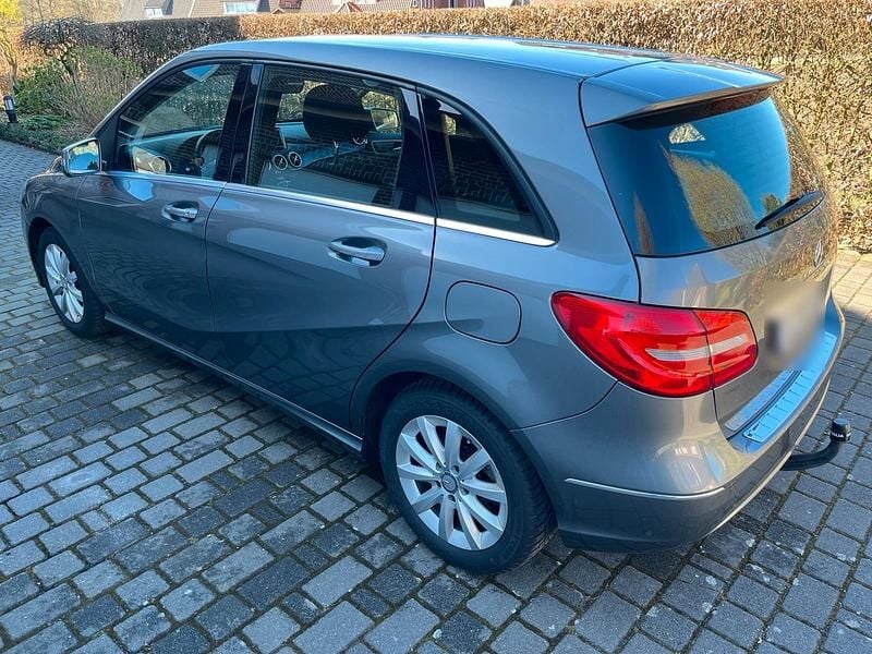 Gebraucht Mercedes B180 122 PS (89 kW) 2013 Grau Van / Kleinbus