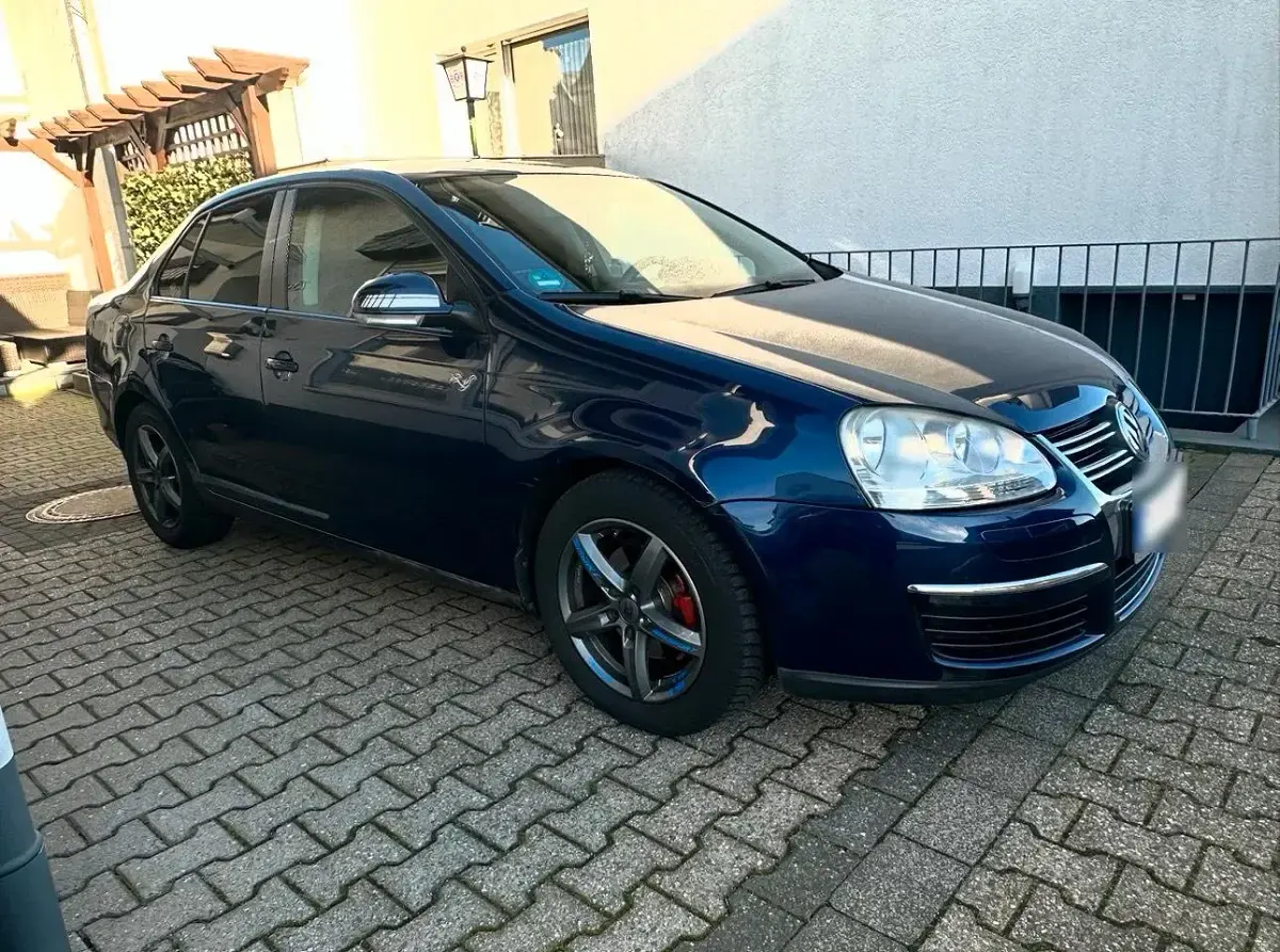 Gebraucht VW Jetta 140 PS (102 kW) 2007 Blau Limousine