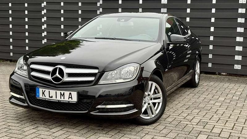 Obsidianschwarz Gebraucht 2011 Mercedes C180 Coupé | 9.990 € - Bild 1/4