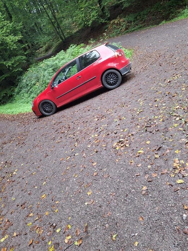 Rot Gebraucht 2004 VW Golf V Kleinwagen | 3.000 € - Bild 1/4