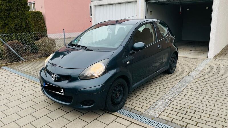 Grau Gebraucht 2009 Toyota Aygo Kleinwagen | 2.890 € (Etwas zu teuer) - Bild 1/4