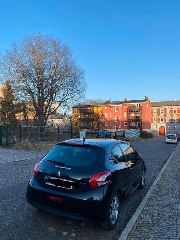 Gebraucht Peugeot 208 Active 82 PS (60 kW) 2012 Schwarz Kleinwagen