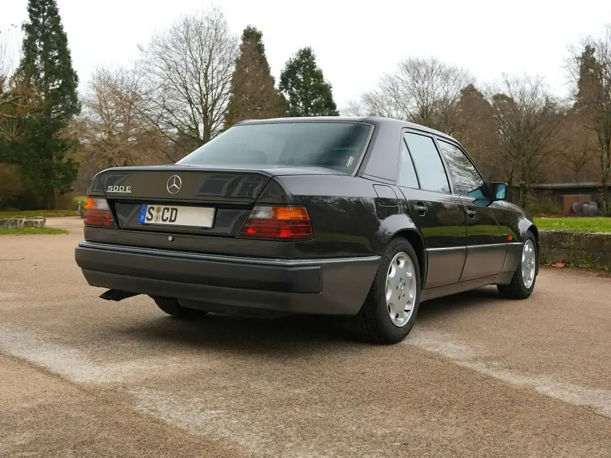 Używany Mercedes E500 326 KM (239 kW) 1991 Czarny Sedan/Limuzyna