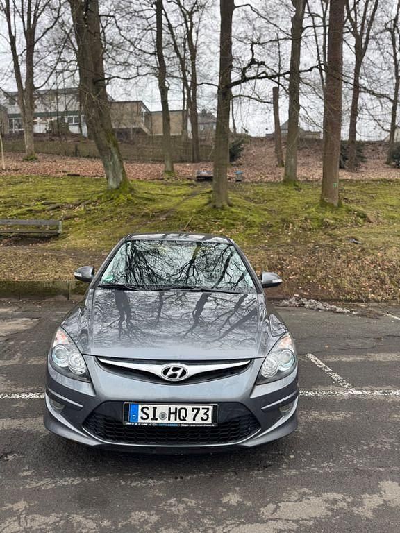 Grau Gebraucht 2011 Hyundai i30 Classic Limousine | 4.750 € (Teuer) - Bild 1/4