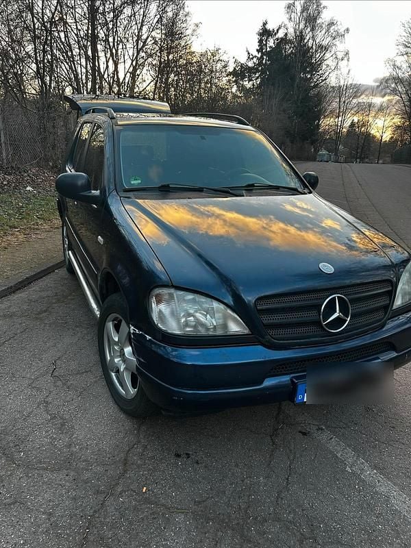 Blau Gebraucht 1998 Mercedes ML320 SUV | 3.650 € (Fairer Preis) - Bild 1/4