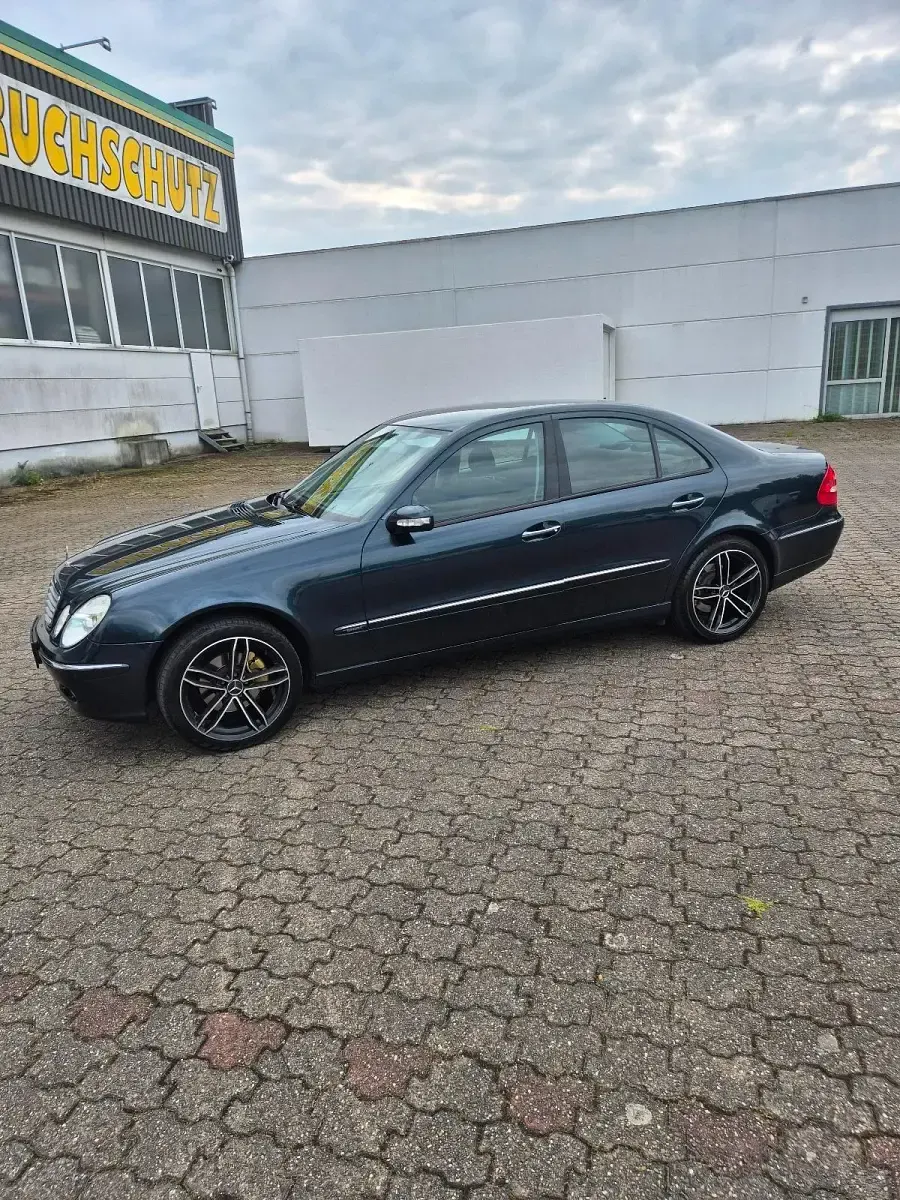 Gebraucht Mercedes E200 163 PS (119 kW) 2005 Blau Limousine