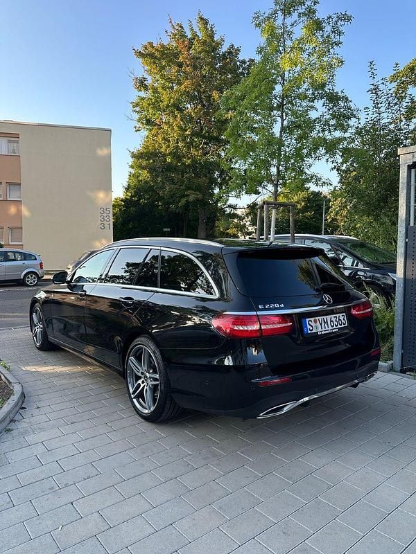 Schwarz Gebraucht 2018 Mercedes E220 Kombi | 22.999 € (Guter Preis) - Bild 1/4