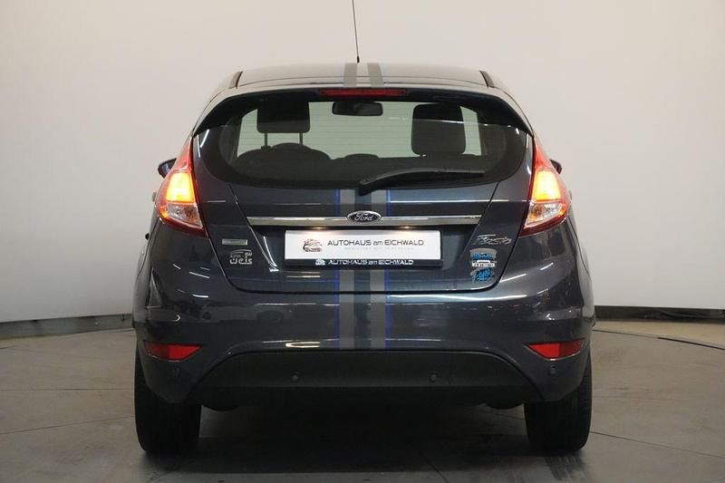 Gebraucht Ford Fiesta 125 PS (91 kW) 2013 Blau Limousine